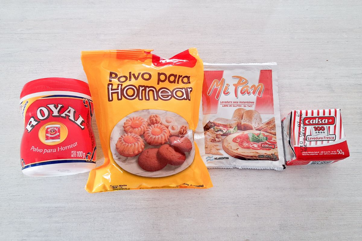 de izquierda a derecha: levadura royal, polvo para hornear, levadura seca para pan y levadura fresca de panaderia