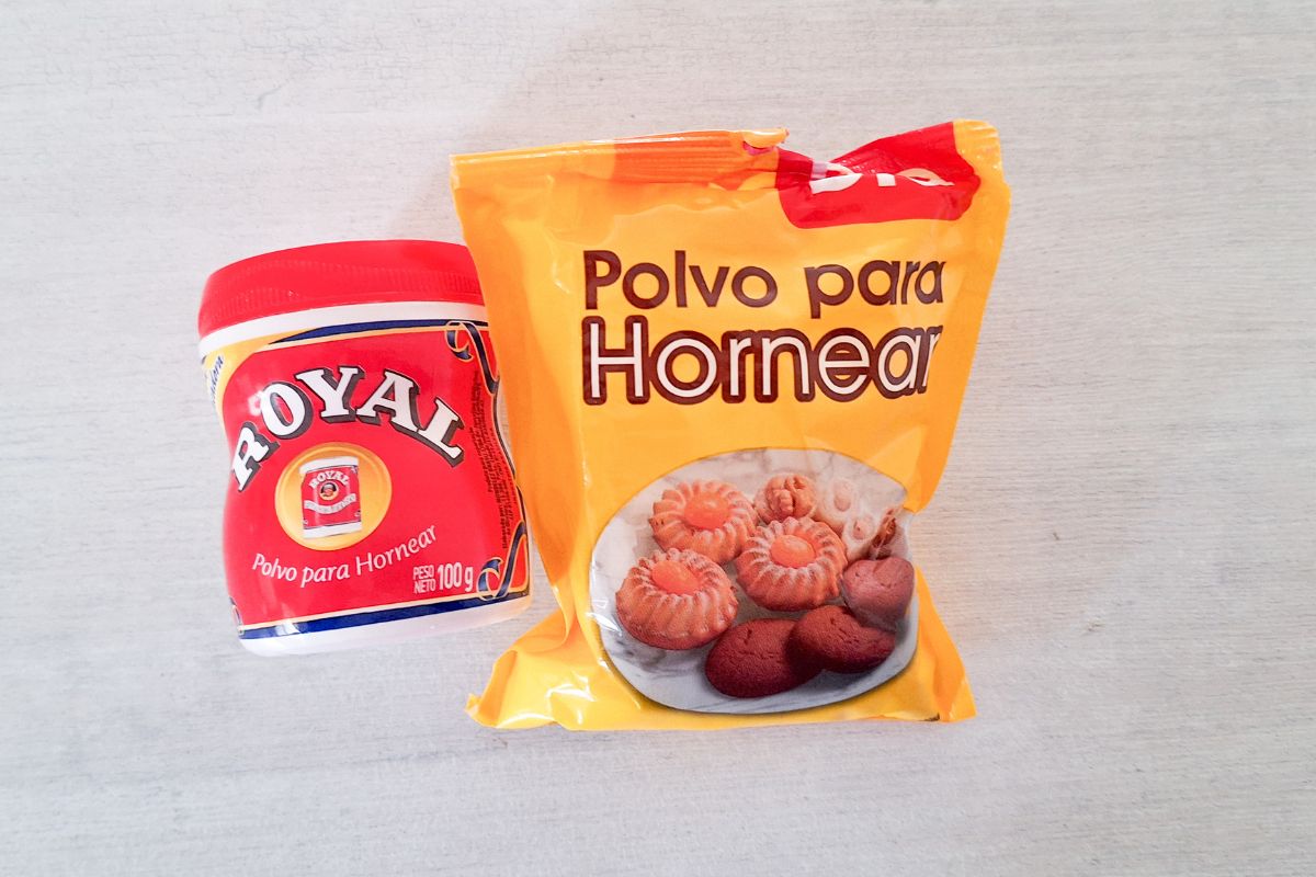 un frasco de levadura química Royal y un envase de polvo para hornear