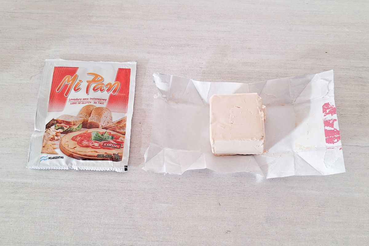 un sobre de levadura de pan seca y un bloque de levadura de pan fresca