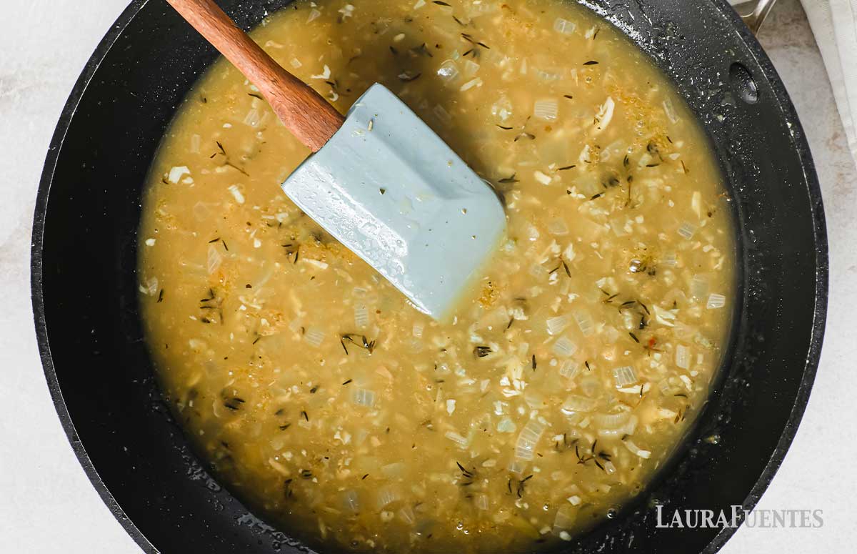 una sartén con salsa de vino blanco