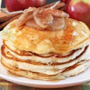 una pila de tortitas con topping de manzana