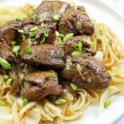 un plato de hígado de pollo encebollado