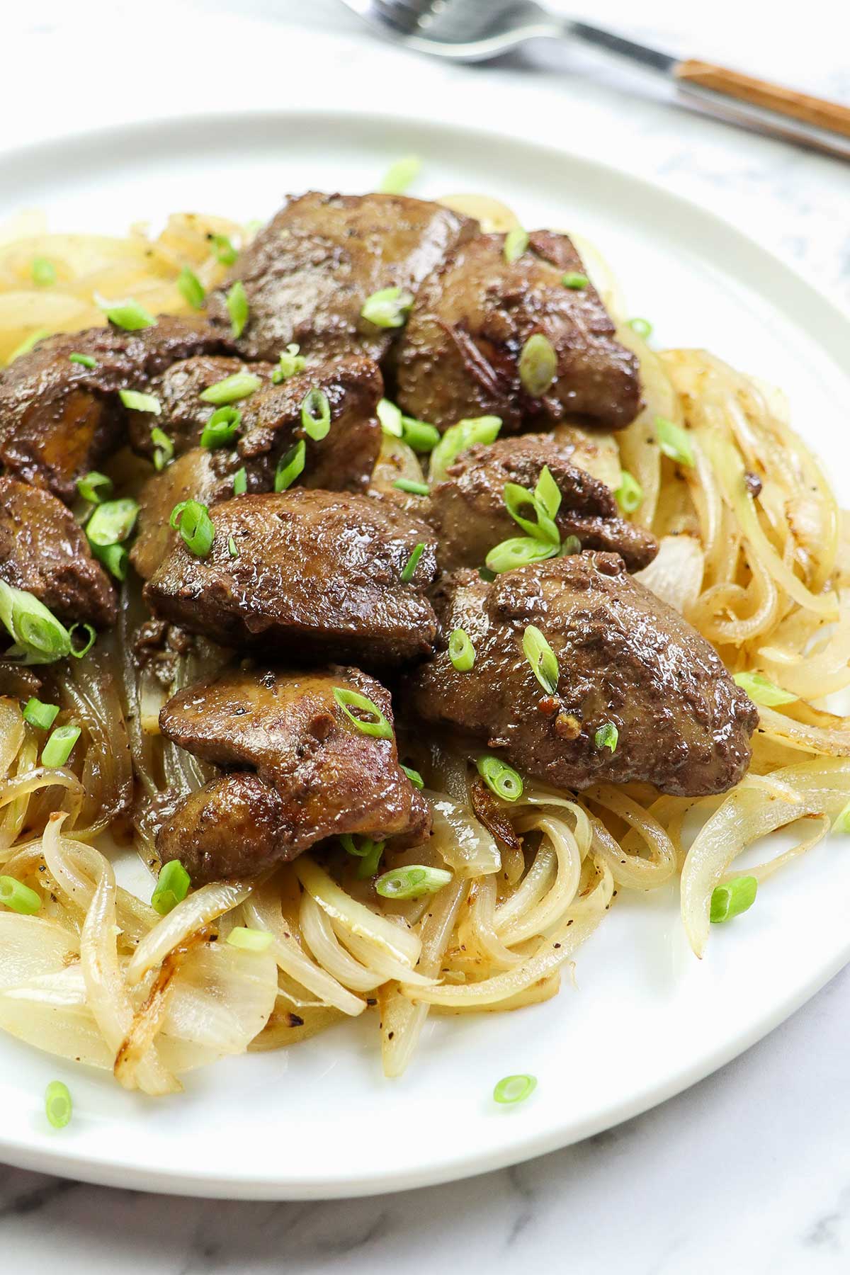 un plato de hígado de pollo encebollado