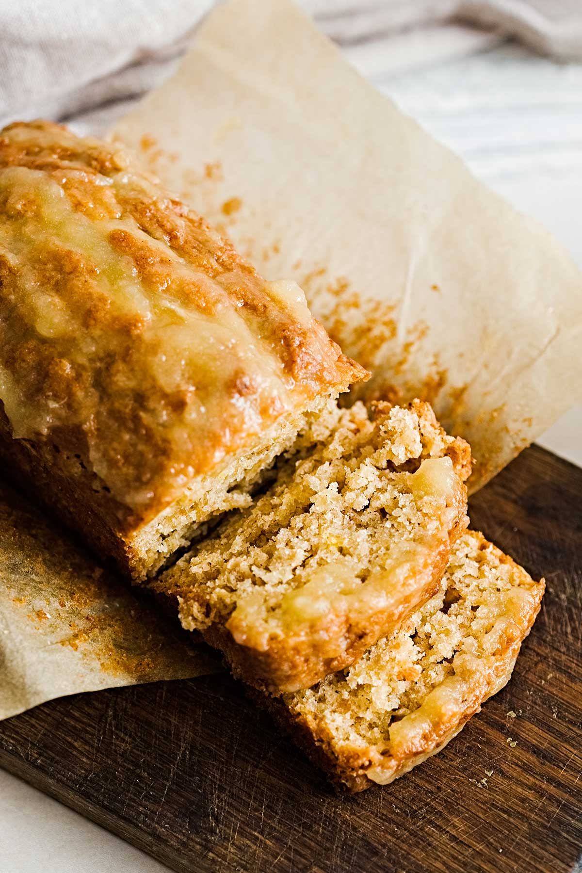 un bizcocho con algunas rodajas cortadas sobre una tabla de madera, visto desde arriba