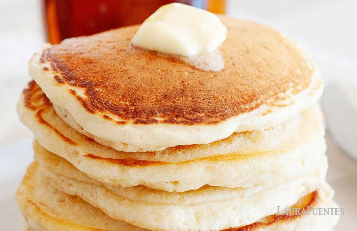 una pila de tortitas con un trocito de mantequilla por encima