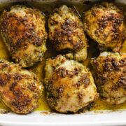 seis muslos de pollo en una fuente, vistos desde arriba