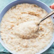 un bol con gachas de avena