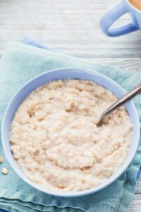 un bol con porridge de avena
