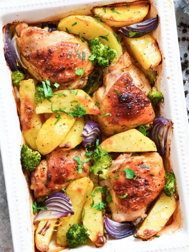 una bandeja con piezas con pollo y patatas