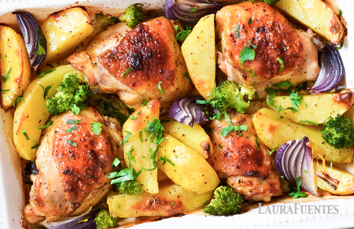 piezas de pollo doradas y rodeadas por patatas