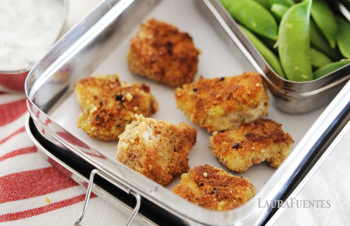una lonchera con seis nuggets de pollo