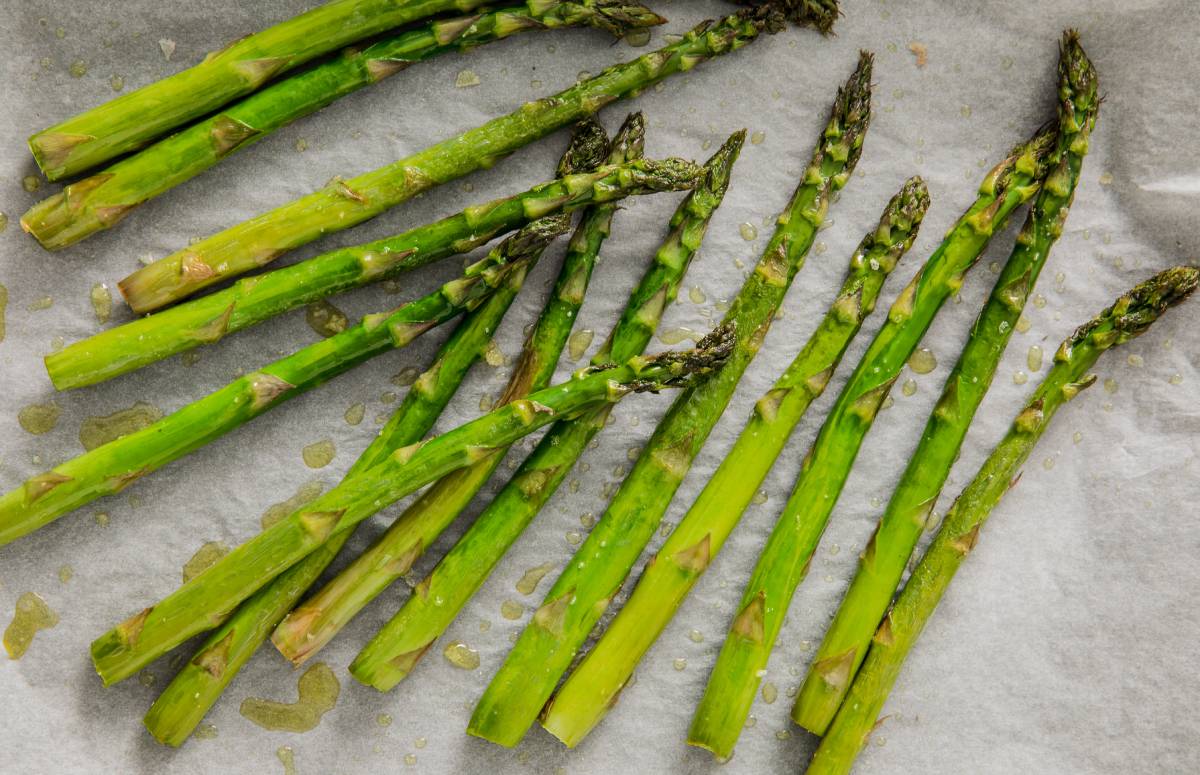 espárragos sobre papel de cocina