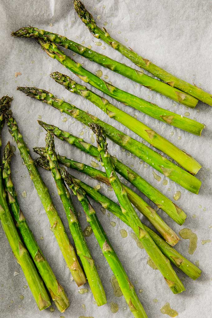 espárragos sobre papel de cocina