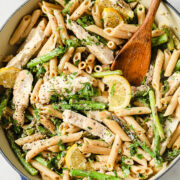 pasta con pechuga de pollo y espárragos en una sartén