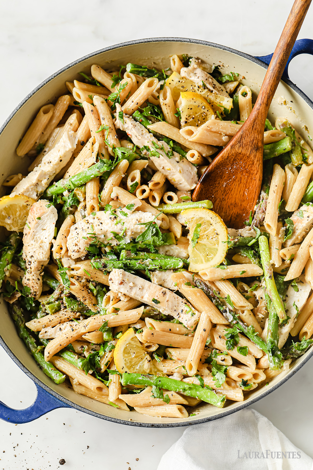 pasta con pechuga de pollo y espárragos en una sartén