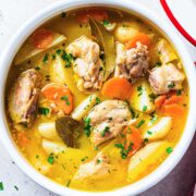 una olla con guiso de pollo y patatas, vista desde arriba