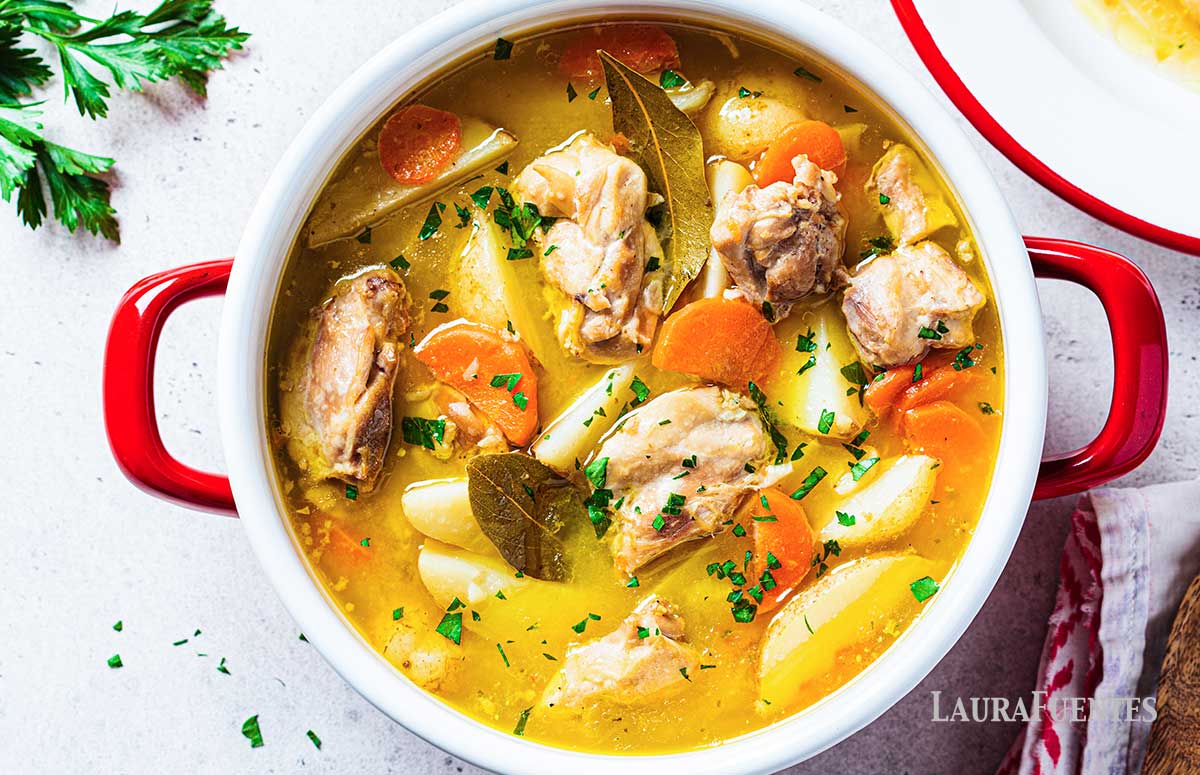 una olla con guiso de pollo y patatas, vista desde arriba