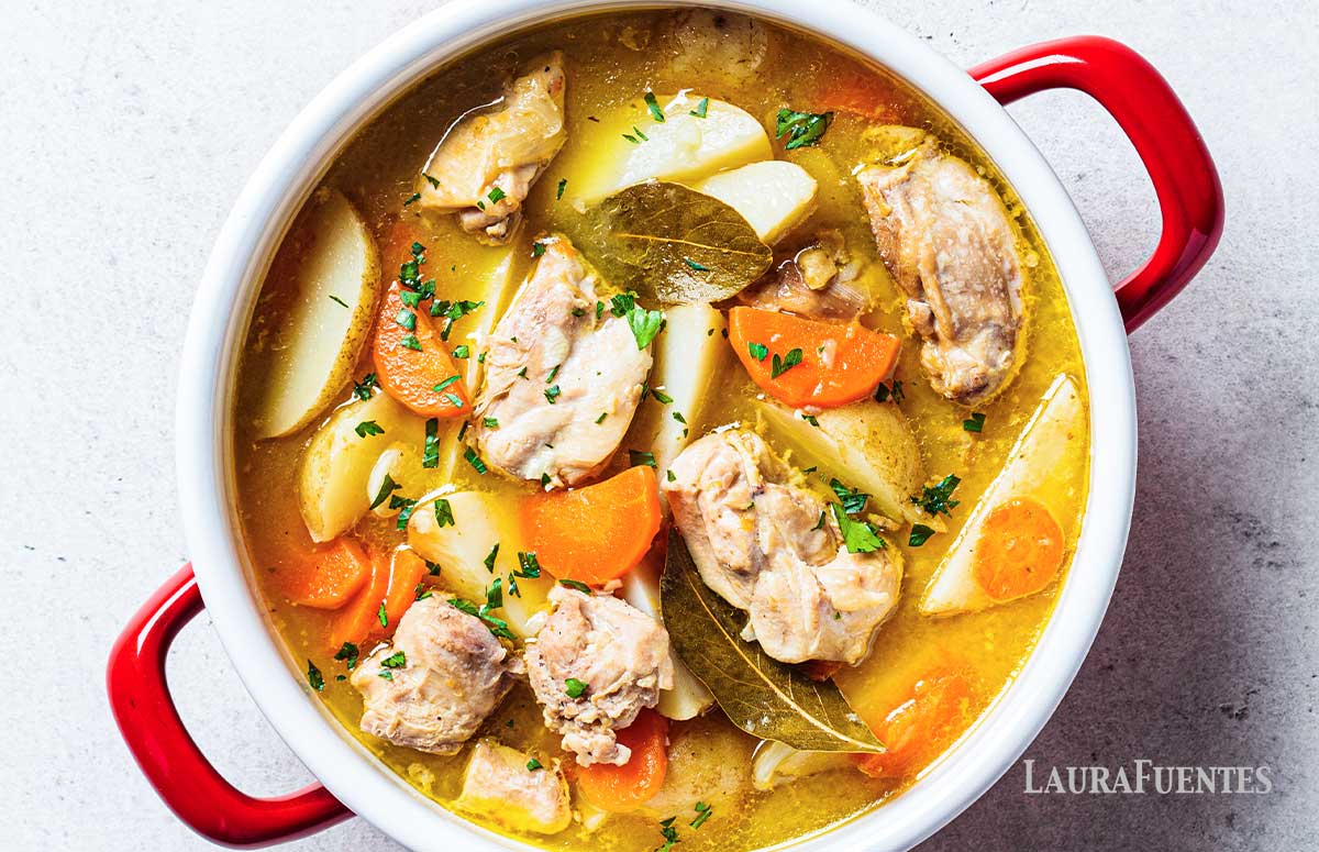 una olla con guiso de pollo, vista desde arriba