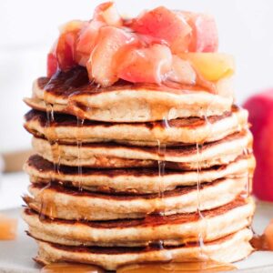 una pila de tortitas de avena y manzana