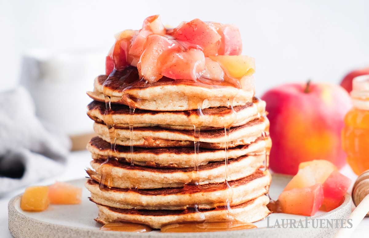 una pila de tortitas de avena y manzana