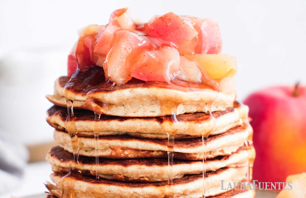 una pila de tortitas de avena y manzana