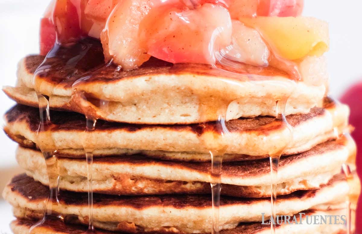 una pila de tortitas de avena y manzana
