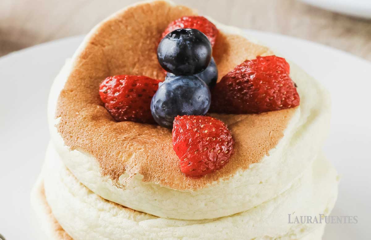vista superior de tortitas japonesas con frutos rojos por encima