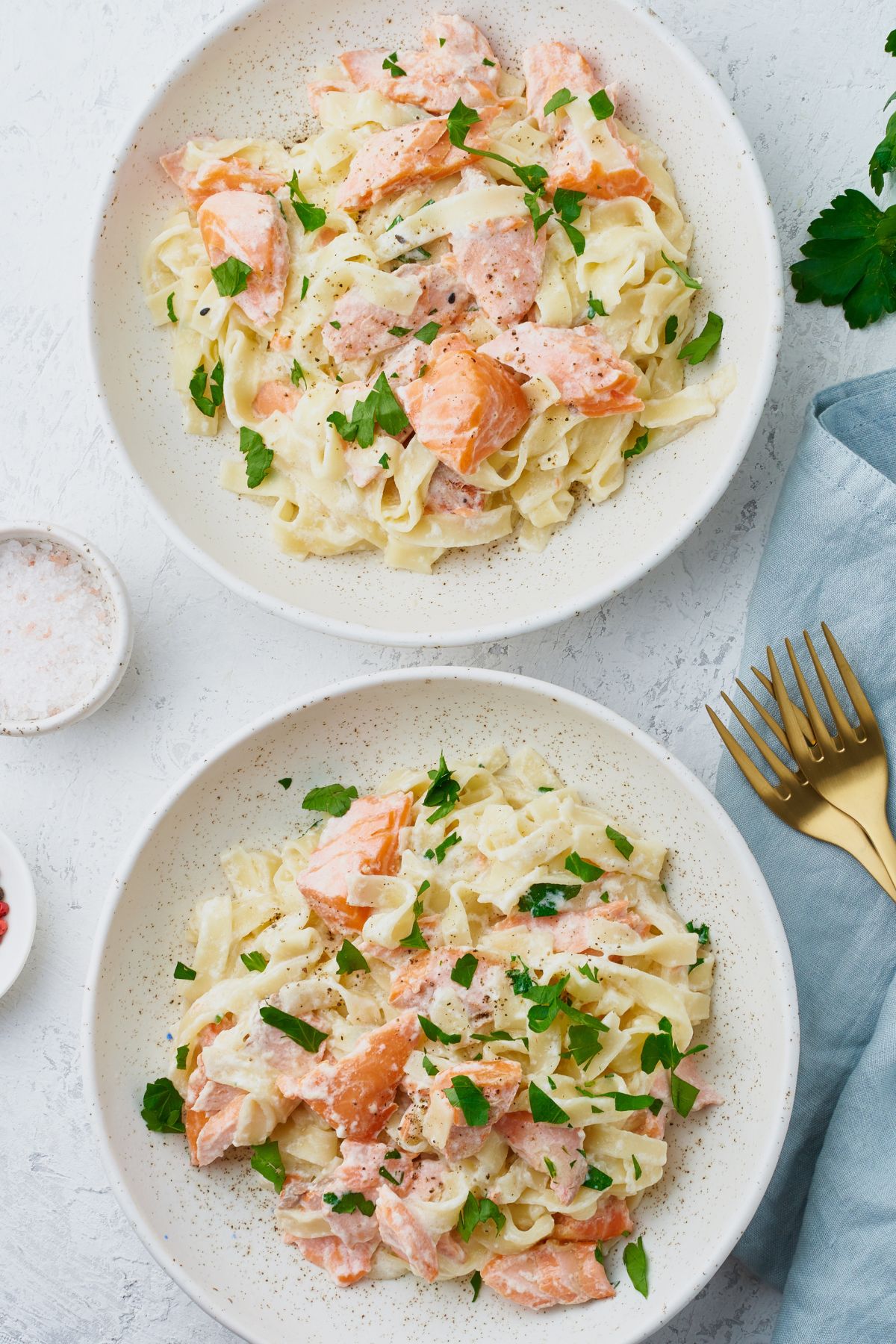vista superior de dos platos de pasta alfredo con salmón