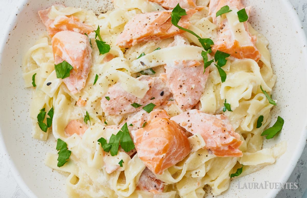 vista superior de fettuccini alfredo con salmón