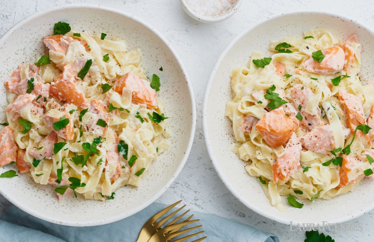 vista superior de dos platos de pasta alfredo con salmón