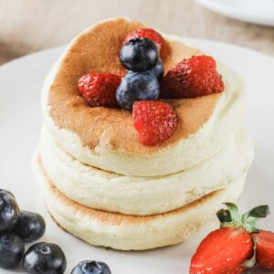 vista superior de tortitas japonesas con frutos rojos por encima