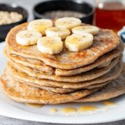 una pila de tortitas de avena con rodajas de plátano por encima