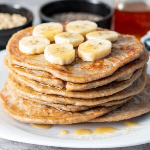 una pila de tortitas de avena con rodajas de plátano por encima