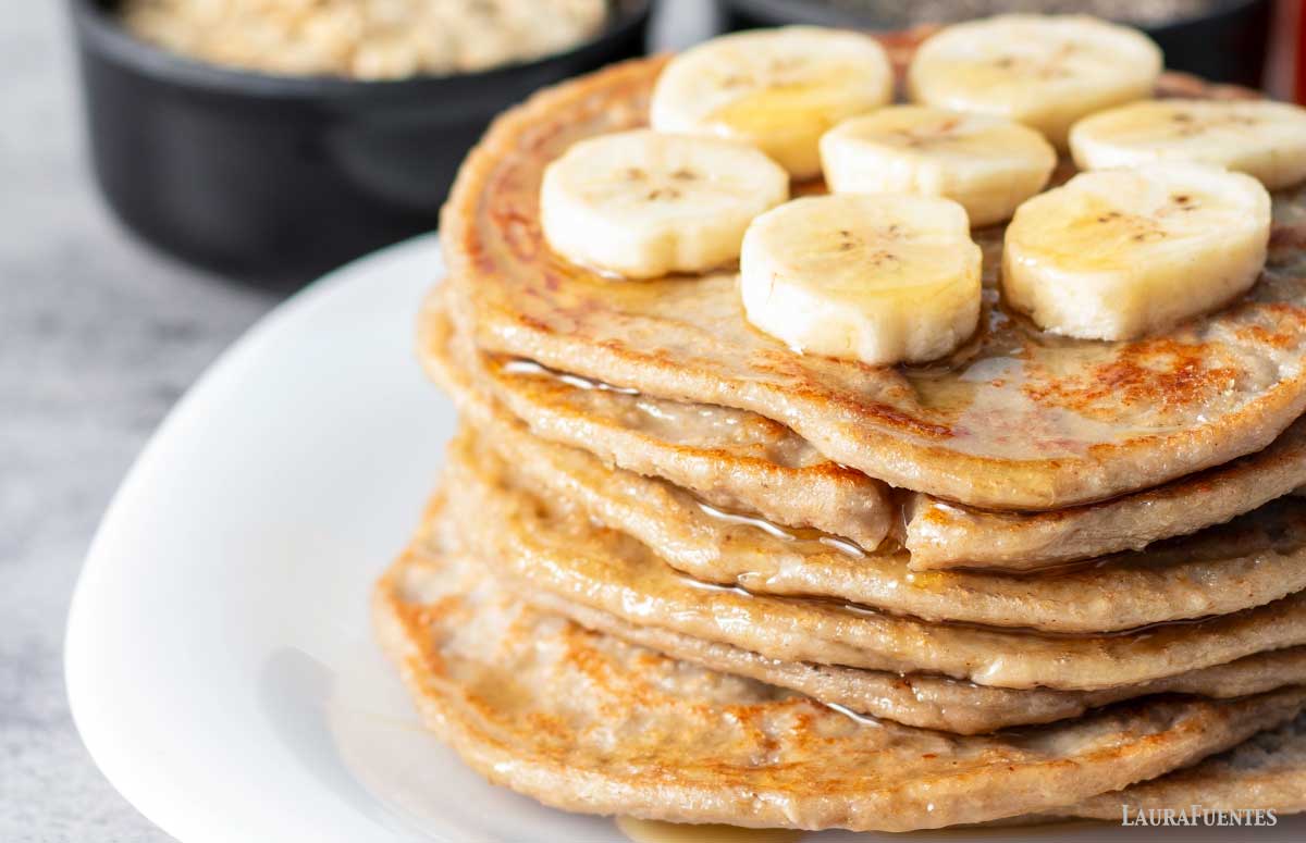 una pila de tortitas de avena con rodajas de plátano por encima