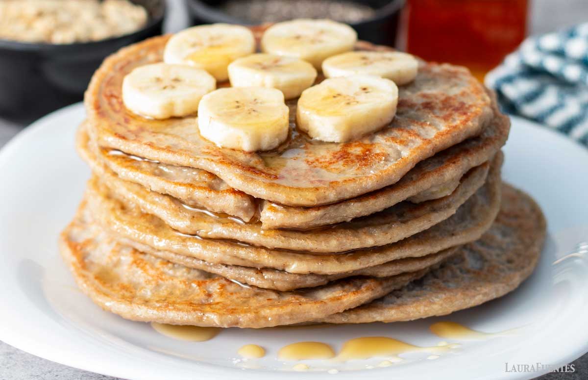una pila de tortitas de avena con rodajas de plátano por encima
