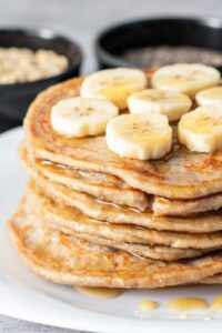 una pila de tortitas de avena con rodajas de plátano por encima