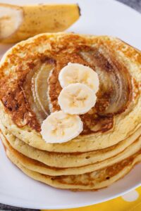 vista superior de una pila de tortitas de plátano en un plato