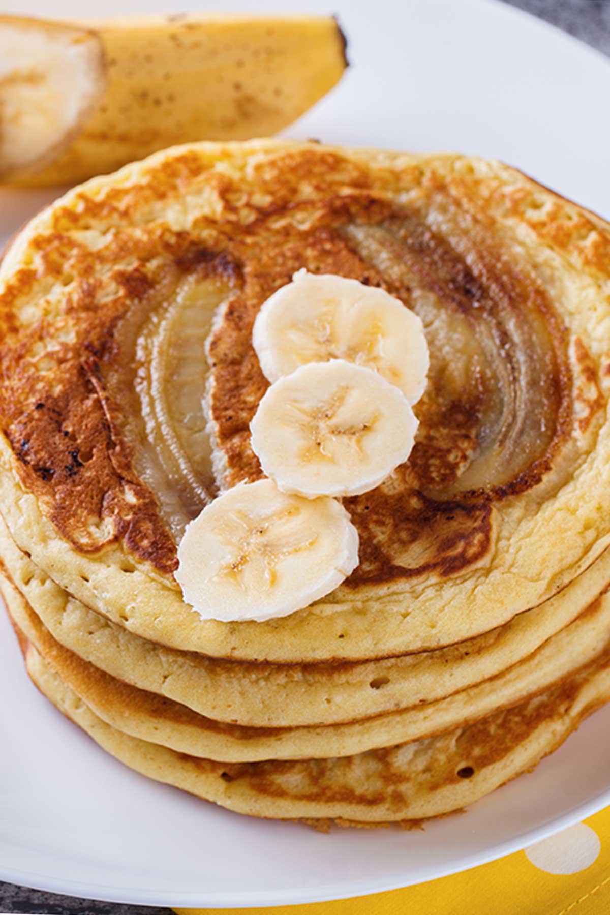 vista superior de una pila de tortitas de plátano en un plato