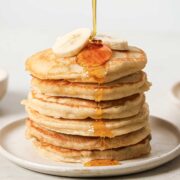 una pila de tortitas de plátano con sirope