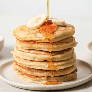 una pila de tortitas de plátano con sirope