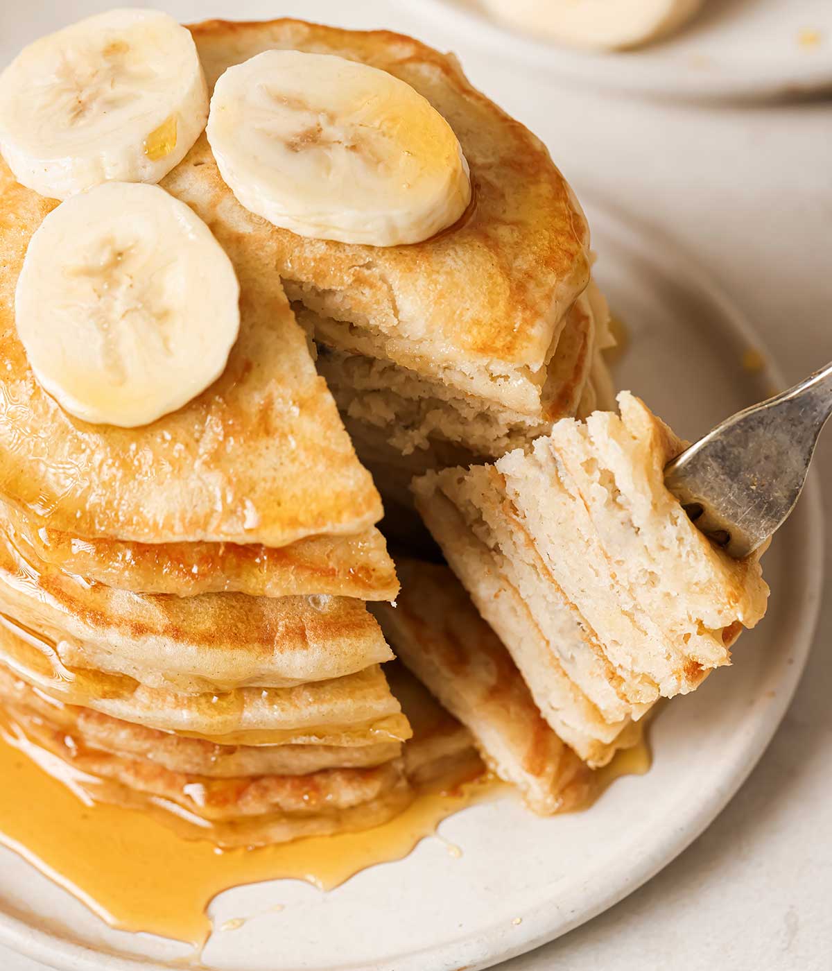 una pila de tortitas de plátano cortadas en un costado