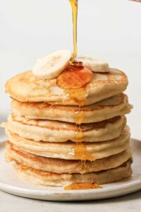 una pila de tortitas de plátano con sirope