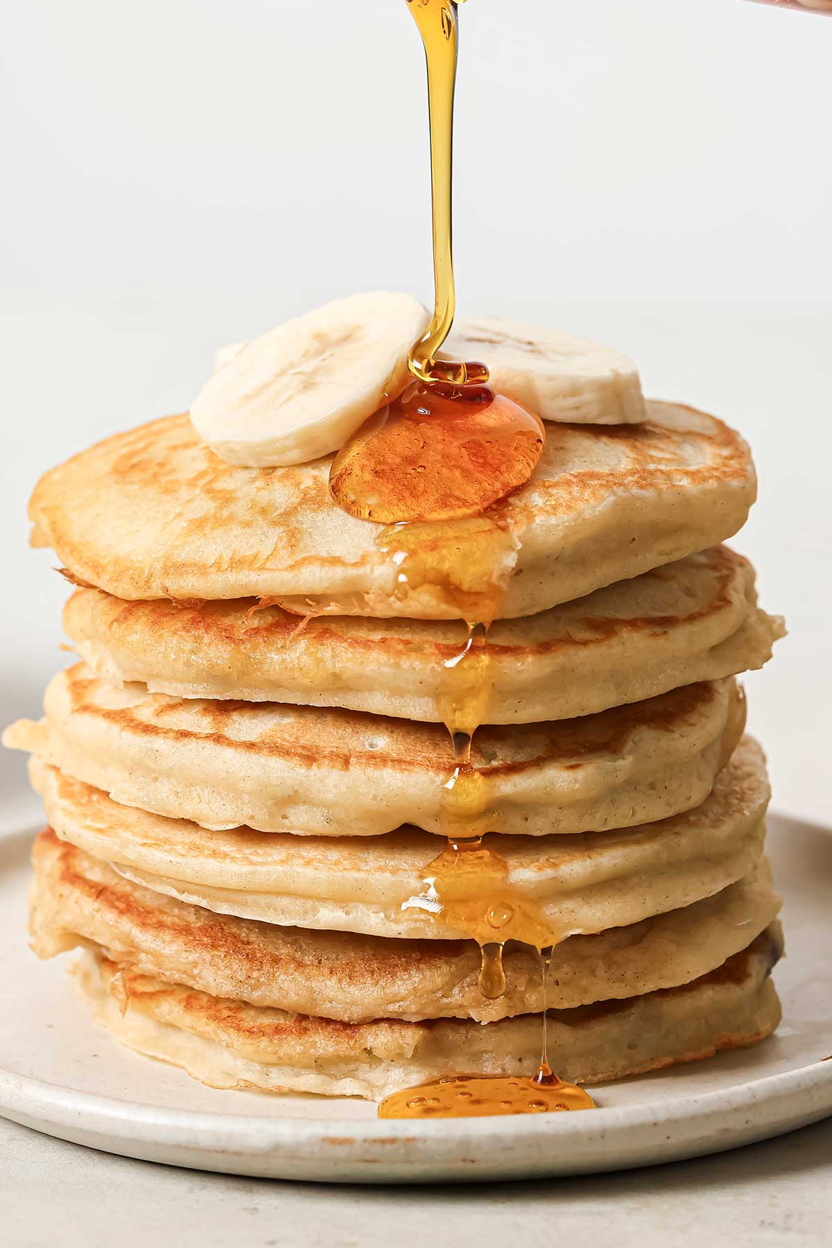 una pila de tortitas de plátano con sirope