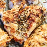 primer plano de contramuslos de pollo a las finas hierbas