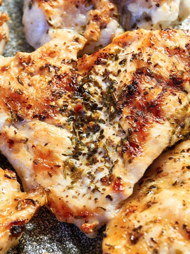 primer plano de contramuslos de pollo a las finas hierbas