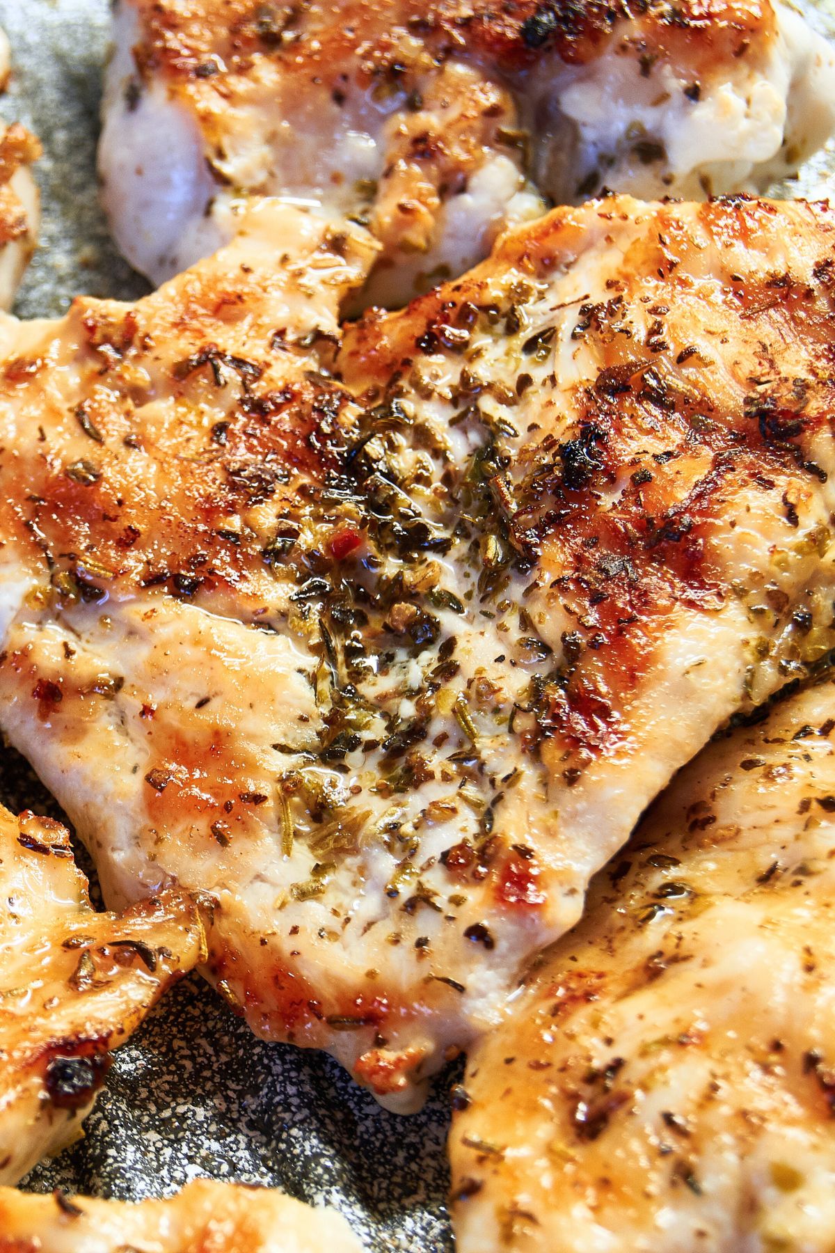 primer plano de contramuslos de pollo a las finas hierbas