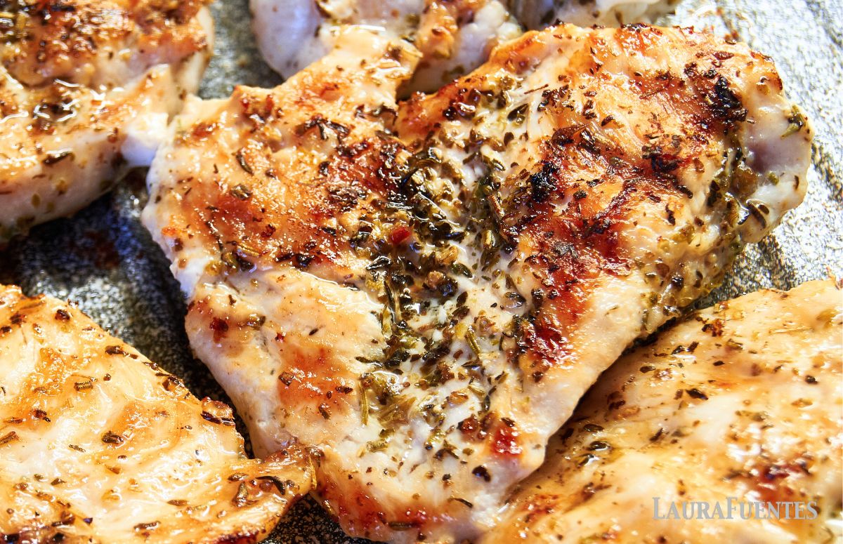primer plano de contramuslos de pollo a las finas hierbas