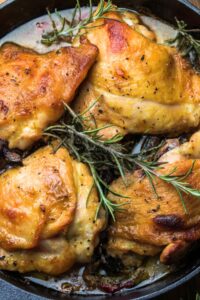 vista superior de 4 contramuslos de pollo al romero