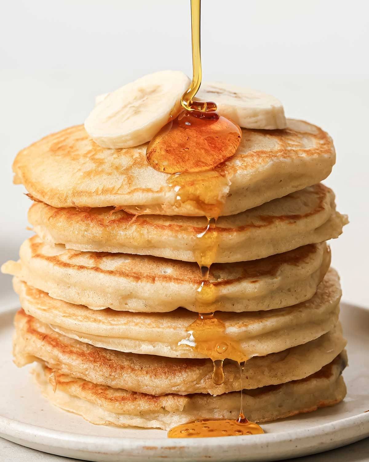 una pila de tortitas de plátano con sirope