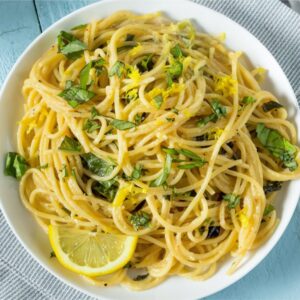 vista cenital de pasta con albahaca y limón